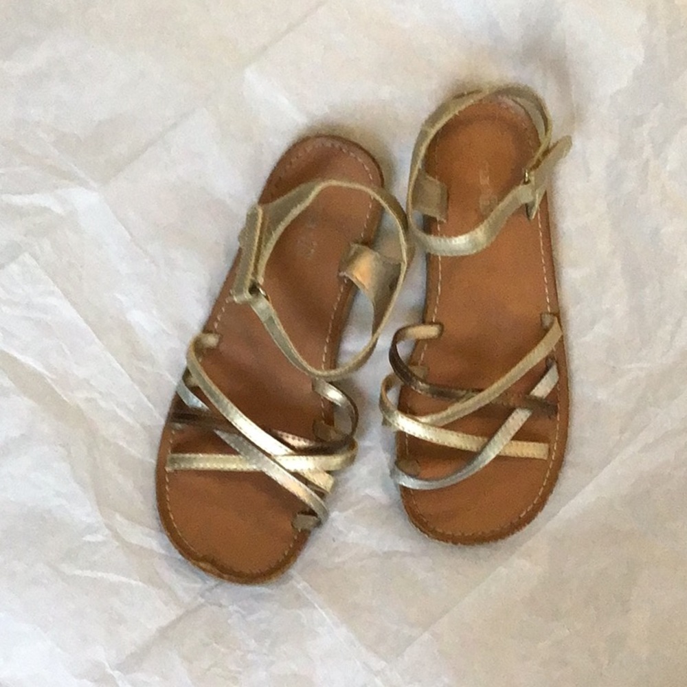 Size 2.5, metallic colored, sandals
